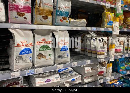 Munich, Allemagne. 30 juin 2020. Nourriture pour animaux, alimentation animale dans une branche de Fressnapf. Nourriture pour chats sur étagère, Royal Canin. | utilisation dans le monde crédit : dpa/Alay Live News Banque D'Images