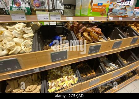 Munich, Allemagne. 30 juin 2020. Nourriture pour animaux, alimentation animale dans une branche de Fressnapf. | utilisation dans le monde crédit : dpa/Alay Live News Banque D'Images