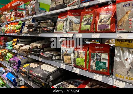 Munich, Allemagne. 30 juin 2020. Nourriture pour animaux, alimentation animale dans une branche de Fressnapf. Nourriture pour chiens Mera sur la tablette. | utilisation dans le monde crédit : dpa/Alay Live News Banque D'Images