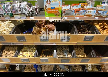 Munich, Allemagne. 30 juin 2020. Nourriture pour animaux, alimentation animale dans une branche de Fressnapf. | utilisation dans le monde crédit : dpa/Alay Live News Banque D'Images