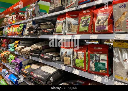 Munich, Allemagne. 30 juin 2020. Nourriture pour animaux, alimentation animale dans une branche de Fressnapf. Nourriture pour chiens sur l'étagère, Mera . | utilisation dans le monde crédit : dpa/Alay Live News Banque D'Images