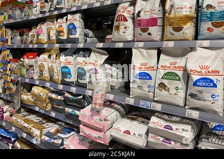 Munich, Allemagne. 30 juin 2020. Nourriture pour animaux, alimentation animale dans une branche de Fressnapf. Nourriture pour chats sur étagère, Royal Canin. | utilisation dans le monde crédit : dpa/Alay Live News Banque D'Images