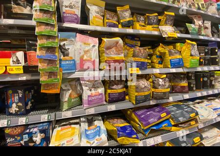 Munich, Allemagne. 30 juin 2020. Nourriture pour animaux, alimentation animale dans une branche de Fressnapf. Nourriture Cat sur le marché, | utilisation dans le monde crédit : dpa/Alay Live News Banque D'Images