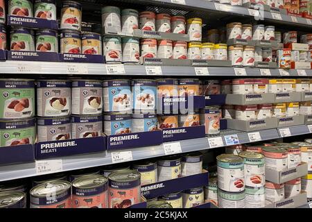 Munich, Allemagne. 30 juin 2020. Nourriture pour animaux, alimentation animale dans une branche de Fressnapf. Aliments en conserve sur la tablette, Premiere Meati. | utilisation dans le monde crédit : dpa/Alay Live News Banque D'Images