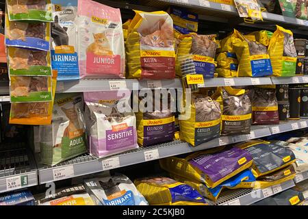 Munich, Allemagne. 30 juin 2020. Nourriture pour animaux, alimentation animale dans une branche de Fressnapf. Nourriture pour chats sur le plateau, Josera, MultiFit | usage dans le monde crédit : dpa/Alay Live News Banque D'Images