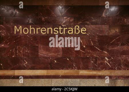 Station de métro Mohrenstraße à Berlin, Allemagne. Selon la légende urbaine, la pierre rouge utilisée pour la refonte de la station dans les années 1950 a été prise des ruines de la Chancellerie de Reich, qui était debout près de la station. Banque D'Images
