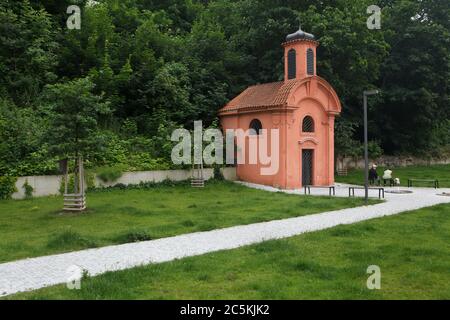 Chapelle commémorative située sur le site de l'ancien cimetière militaire de Karlín (Karlínský vojenský hřbitov) dans le quartier de Karlín à Prague, République tchèque. La chapelle de 1753 est le seul objet conservé du cimetière militaire. Le général prussien Gerhard von Scharnhorst fut temporairement enterré dans cette chapelle en 1813. Banque D'Images