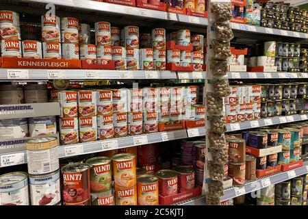 Munich, Allemagne. 30 juin 2020. Nourriture pour animaux, alimentation animale dans une branche de Fressnapf. Rinti nourriture pour chien dans une canettes sur l'étagère. | utilisation dans le monde crédit : dpa/Alay Live News Banque D'Images
