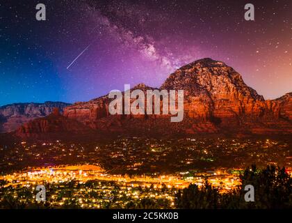 La magnifique voie lactée Galaxy est au-dessus du paysage de Sedona en Arizona avec lumières de la ville. Banque D'Images