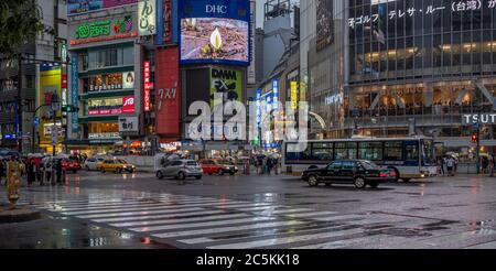 Trafic de la ville de Tokyo dans la rue Shibuya pendant une nuit de pluie, Japon. Banque D'Images
