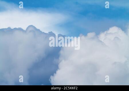 Les nuages Cumulus s'construisent dans un ciel bleu foncé avant une tempête de pluie. Banque D'Images