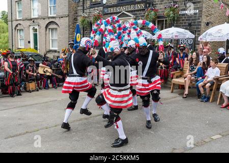 Les danseurs Britannia Coconut se produisent à Skipton Banque D'Images