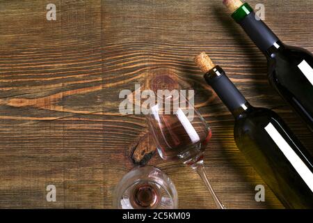 Bouteilles et deux verres de vin sur fond de bois de la vue de dessus Banque D'Images