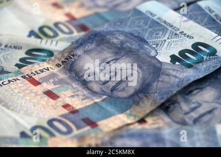Gros plan de billets d'argent sud-africains isolés sur fond blanc Banque D'Images