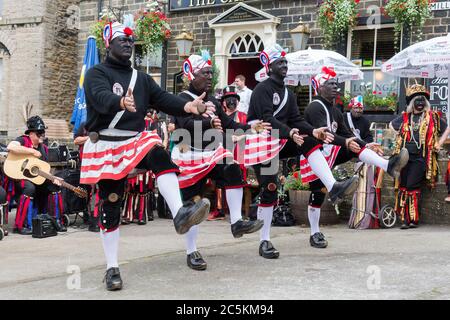 Les danseurs Britannia Coconut se produisent à Skipton Banque D'Images