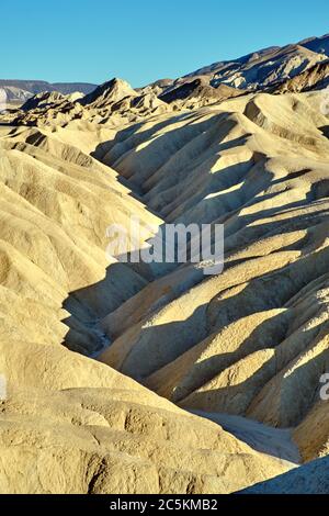 Les pierres à boue de Zabriski point forment le parc national de la Vallée de la mort des Badlands Banque D'Images