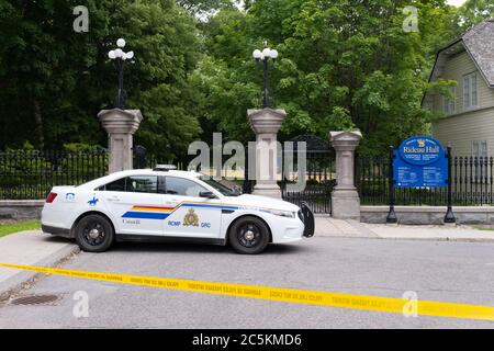Les forces de l'ordre bloquent l'entrée de Rideau Hall, maison du gouverneur général du Canada, après qu'un homme armé se soit fracassé sur les terrains d'Ottawa Banque D'Images