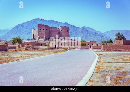 Fujairah fort est un fort dans la ville de Fujairah Émirats arabes Unis Émirats Arabes Unis site historique du XVIe siècle plus ancien château Banque D'Images