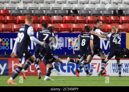 Londres, Royaume-Uni. 03ème juillet 2020. Jake Cooper de Millwall (2R) fête avec ses coéquipiers après avoir obtenu le premier but de ses équipes. EFL Skybet Championship Match, Charlton Athletic v Millwall à la Valley à Londres le vendredi 3 juillet 2020. Cette image ne peut être utilisée qu'à des fins éditoriales. Usage éditorial uniquement, licence requise pour un usage commercial. Aucune utilisation dans les Paris, les jeux ou les publications d'un seul club/ligue/joueur. photo par Steffan Bowen/Andrew Orchard sports photographie/Alay Live news crédit: Andrew Orchard sports photographie/Alay Live News Banque D'Images