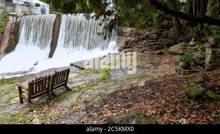 Banc vide à la chute d'eau Millcroft à Caledon, Ontario, Canada. Cette cascade est située dans un centre touristique Banque D'Images