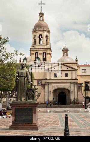 Statue de Friar Junipero Serra à l'église Sainte-Croix et au couvent franciscain également appelé le Templo y Convento de la Santa Cruz sur la place des fondateurs dans l'ancienne section coloniale de Santiago de Queretaro, État de Queretaro, Mexique. Banque D'Images