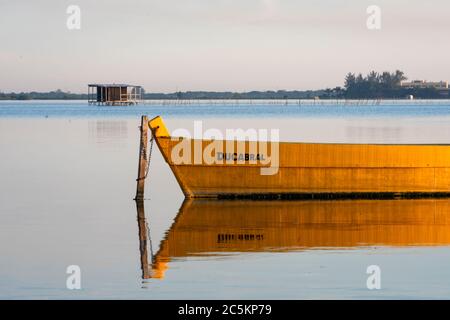 Canoë de pêche jaune sur un magnifique paysage de lagon tropical au Brésil Banque D'Images