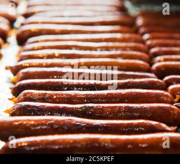Hot dogs cuits dans un traiteur Banque D'Images