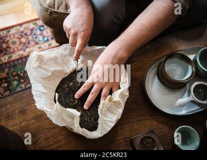 Préparation de gâteau au thé pu'er Banque D'Images