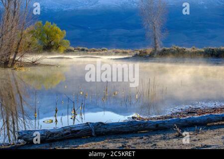Le brouillard du matin s'élève d'un lac de montagne. Banque D'Images