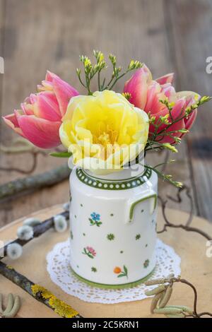 bouquet de printemps avec tulipes en jaune et rouge dans un vase Banque D'Images