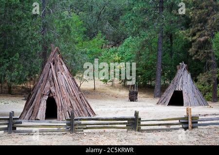 Tipi au parc historique national Marshall Gold Discovery à Coloma, Californie Gold Country, États-Unis Banque D'Images