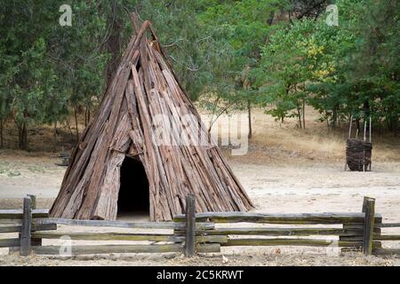 Tipi au parc historique national Marshall Gold Discovery à Coloma, Californie Gold Country, États-Unis Banque D'Images