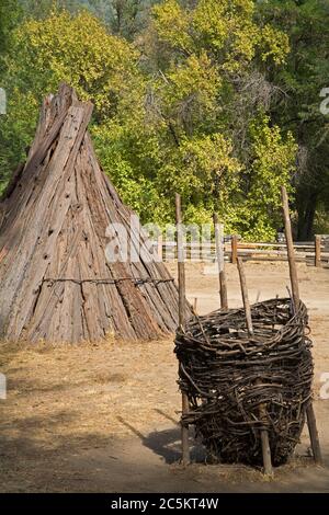 Tipi au parc historique national Marshall Gold Discovery à Coloma, Californie Gold Country, États-Unis Banque D'Images