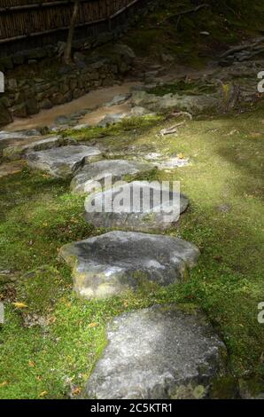 Sentier de randonnée en pierres de grande taille dans un jardin japonais Banque D'Images