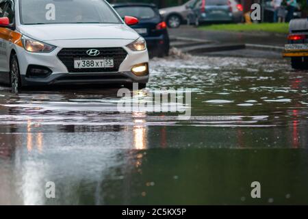 Moscou 18/06/2020 taxi et voitures dans la circulation urbaine après de fortes pluies en roulant par les inondations Banque D'Images