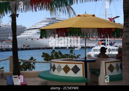 Boutique de souvenirs à Cozumel, Mexique, par beau temps. Banque D'Images