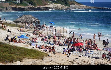 San Diego, Californie, États-Unis. 3 juillet 2020. Les gens font un paquet sur la plage de la Jolla la veille du 4 juillet. De nombreuses plages du sud de la Californie ont été fermées pour le week-end de vacances en raison de problèmes liés au coronavirus. Les plages de San Diego sont restées ouvertes. Crédit : KC Alfred/ZUMA Wire/Alay Live News Banque D'Images