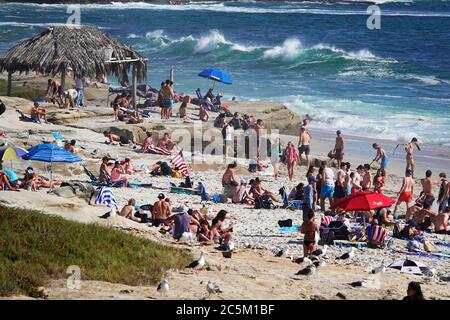 San Diego, Californie, États-Unis. 3 juillet 2020. Les gens font un paquet sur la plage de la Jolla la veille du 4 juillet. De nombreuses plages du sud de la Californie ont été fermées pour le week-end de vacances en raison de problèmes liés au coronavirus. Les plages de San Diego sont restées ouvertes. Crédit : KC Alfred/ZUMA Wire/Alay Live News Banque D'Images