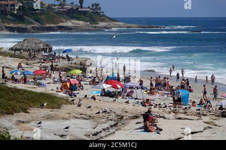 San Diego, Californie, États-Unis. 3 juillet 2020. Les gens font un paquet sur la plage de la Jolla la veille du 4 juillet. De nombreuses plages du sud de la Californie ont été fermées pour le week-end de vacances en raison de problèmes liés au coronavirus. Les plages de San Diego sont restées ouvertes. Crédit : KC Alfred/ZUMA Wire/Alay Live News Banque D'Images