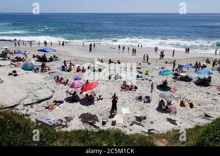 San Diego, Californie, États-Unis. 3 juillet 2020. Les gens font un paquet sur la plage de la Jolla la veille du 4 juillet. De nombreuses plages du sud de la Californie ont été fermées pour le week-end de vacances en raison de problèmes liés au coronavirus. Les plages de San Diego sont restées ouvertes. Crédit : KC Alfred/ZUMA Wire/Alay Live News Banque D'Images