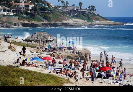 San Diego, Californie, États-Unis. 3 juillet 2020. Les gens font un paquet sur la plage de la Jolla la veille du 4 juillet. De nombreuses plages du sud de la Californie ont été fermées pour le week-end de vacances en raison de problèmes liés au coronavirus. Les plages de San Diego sont restées ouvertes. Crédit : KC Alfred/ZUMA Wire/Alay Live News Banque D'Images