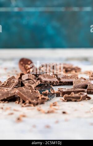 Morceaux de chocolat hachés sur le sol Banque D'Images