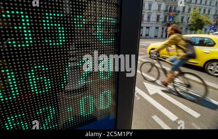 Bucarest, Roumanie - 30 juin 2019 : 35 degrés celsius (95 degrés fahrenheit) est la température affichée par un thermomètre numérique pendant un été chaud sur une tre Banque D'Images