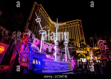 Las Vegas, Nevada, Etats-Unis - 20 février 2020 : extérieur lumineux de l'Hôtel et Casino Treasure Island complété par un bateau pirate à Las Vegas Banque D'Images