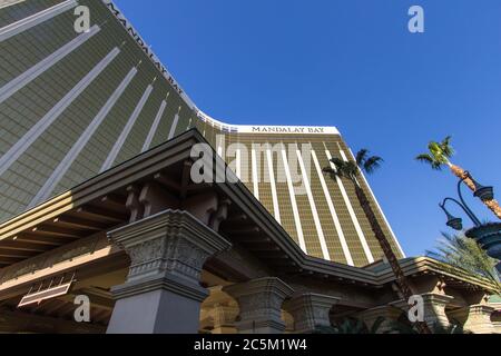 Las Vegas, Nevada, Etats-Unis - 20 février 2020 : extérieur du casino et station de Mandalay Bay sur le Strip de Las Vegas. Banque D'Images