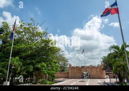 La Puerta del Conde en face de la zone piétonne d'accusation à Saint-Domingue. République dominicaine. Banque D'Images