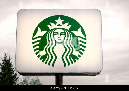 Mackinaw City, Michigan, États-Unis - 30 mai 2020 : gros plan de l'affiche Starbucks éclairée avec logo en orientation horizontale. Banque D'Images