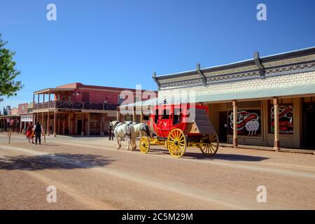 Tombstone, Arizona, États-Unis - 1er mai 2019 : façades de magasins de style Stagecoach et Wild West sur les rues de Tombstone historique. Banque D'Images