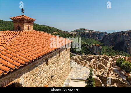 Vue depuis le balcon du monastère sur le sommet de la roche en été à Meteora, Grèce Banque D'Images