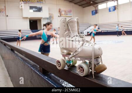 Gros plan du patin à quatre roues. Accent sélectif sur l'entraînement au patinage artistique Banque D'Images